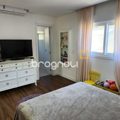 Casa de Condomínio com 200m², 4 quartos (sendo 3 suítes), 4 garagens, no bairro Cachoeira do Bom Jesus em Florianópolis