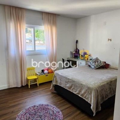Casa de Condomínio com 200m², 4 quartos (sendo 3 suítes), 4 garagens, no bairro Cachoeira do Bom Jesus em Florianópolis