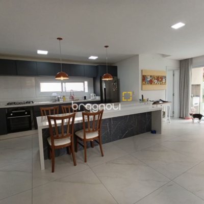 Casa de Condomínio com 200m², 4 quartos (sendo 3 suítes), 4 garagens, no bairro Cachoeira do Bom Jesus em Florianópolis