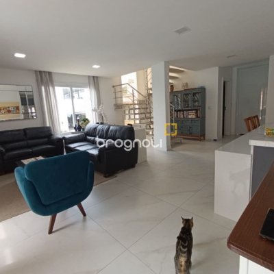 Casa de Condomínio com 200m², 4 quartos (sendo 3 suítes), 4 garagens, no bairro Cachoeira do Bom Jesus em Florianópolis