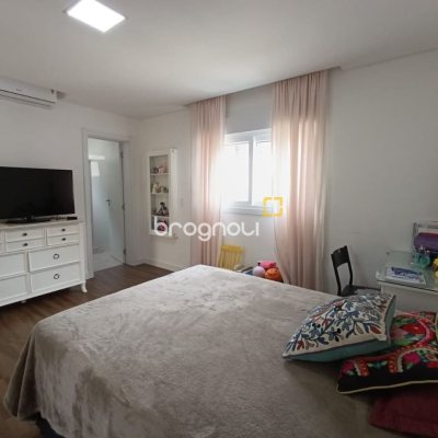 Casa de Condomínio com 200m², 4 quartos (sendo 3 suítes), 4 garagens, no bairro Cachoeira do Bom Jesus em Florianópolis