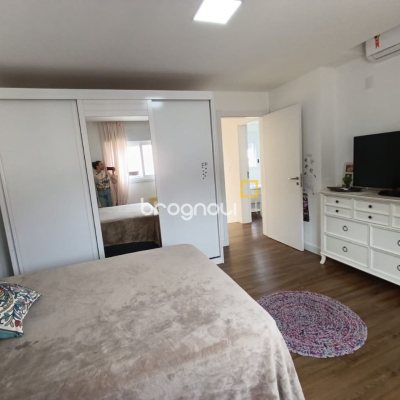 Casa de Condomínio com 200m², 4 quartos (sendo 3 suítes), 4 garagens, no bairro Cachoeira do Bom Jesus em Florianópolis