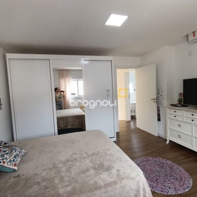Casa de Condomínio com 200m², 4 quartos (sendo 3 suítes), 4 garagens, no bairro Cachoeira do Bom Jesus em Florianópolis