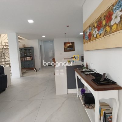 Casa de Condomínio com 200m², 4 quartos (sendo 3 suítes), 4 garagens, no bairro Cachoeira do Bom Jesus em Florianópolis