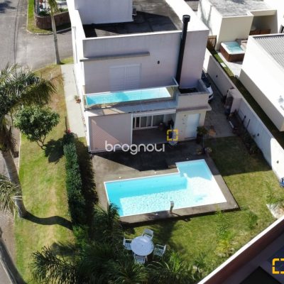 Casa de Condomínio com 200m², 4 quartos (sendo 3 suítes), 4 garagens, no bairro Cachoeira do Bom Jesus em Florianópolis