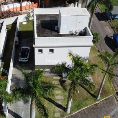 Casa de Condomínio com 200m², 4 quartos (sendo 3 suítes), 4 garagens, no bairro Cachoeira do Bom Jesus em Florianópolis
