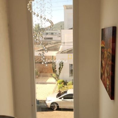 Casa de Condomínio com 200m², 4 quartos (sendo 3 suítes), 4 garagens, no bairro Cachoeira do Bom Jesus em Florianópolis