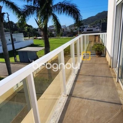 Casa de Condomínio com 200m², 4 quartos (sendo 3 suítes), 4 garagens, no bairro Cachoeira do Bom Jesus em Florianópolis