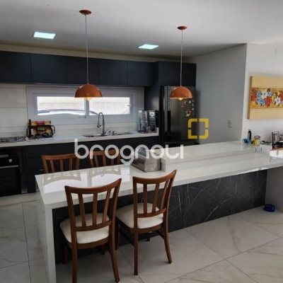 Casa de Condomínio com 200m², 4 quartos (sendo 3 suítes), 4 garagens, no bairro Cachoeira do Bom Jesus em Florianópolis