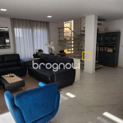Casa de Condomínio com 200m², 4 quartos (sendo 3 suítes), 4 garagens, no bairro Cachoeira do Bom Jesus em Florianópolis