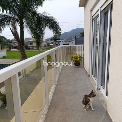 Casa de Condomínio com 200m², 4 quartos (sendo 3 suítes), 4 garagens, no bairro Cachoeira do Bom Jesus em Florianópolis