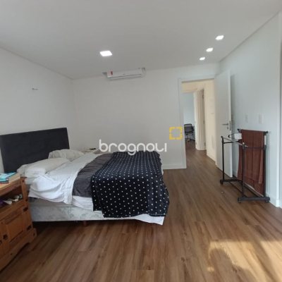 Casa de Condomínio com 200m², 4 quartos (sendo 3 suítes), 4 garagens, no bairro Cachoeira do Bom Jesus em Florianópolis