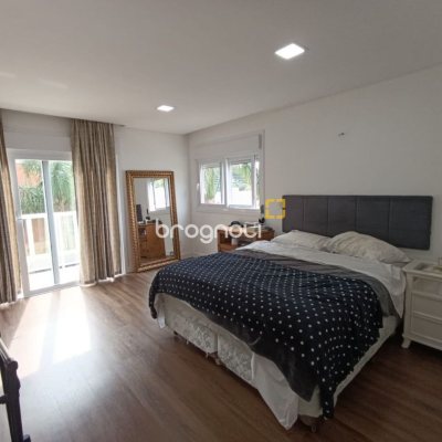 Casa de Condomínio com 200m², 4 quartos (sendo 3 suítes), 4 garagens, no bairro Cachoeira do Bom Jesus em Florianópolis
