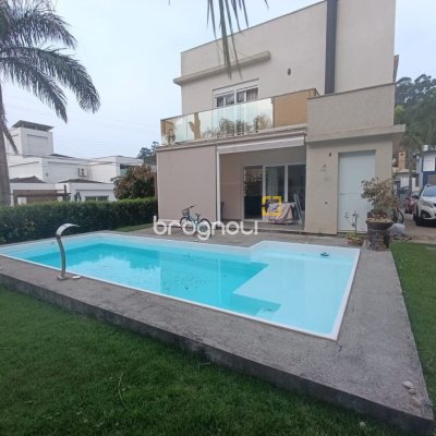 Casa de Condomínio com 200m², 4 quartos (sendo 3 suítes), 4 garagens, no bairro Cachoeira do Bom Jesus em Florianópolis