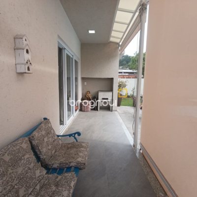 Casa de Condomínio com 200m², 4 quartos (sendo 3 suítes), 4 garagens, no bairro Cachoeira do Bom Jesus em Florianópolis