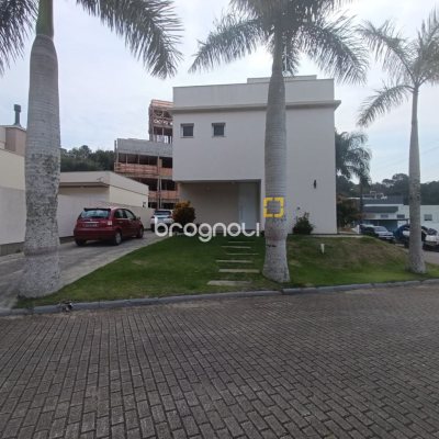 Casa de Condomínio com 200m², 4 quartos (sendo 3 suítes), 4 garagens, no bairro Cachoeira do Bom Jesus em Florianópolis