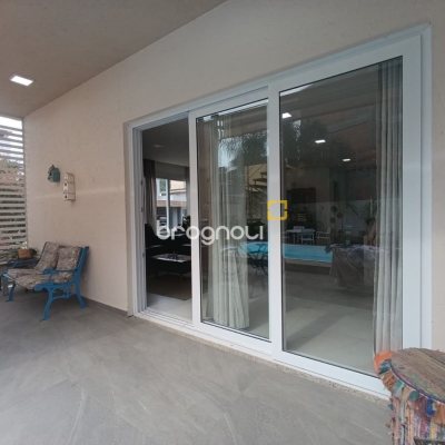 Casa de Condomínio com 200m², 4 quartos (sendo 3 suítes), 4 garagens, no bairro Cachoeira do Bom Jesus em Florianópolis