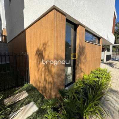 Casa de Condomínio com 242m², 3 quartos (sendo 3 suítes), 2 garagens, no bairro Cacupé em Florianópolis