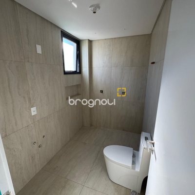 Casa de Condomínio com 242m², 3 quartos (sendo 3 suítes), 2 garagens, no bairro Cacupé em Florianópolis