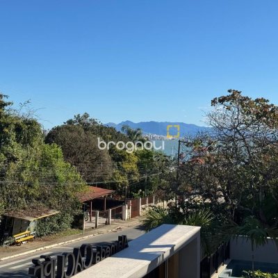 Casa de Condomínio com 242m², 3 quartos (sendo 3 suítes), 2 garagens, no bairro Cacupé em Florianópolis