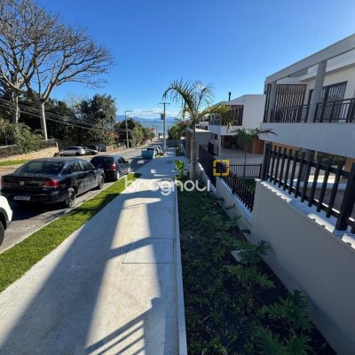 Casa de Condomínio com 242m², 3 quartos (sendo 3 suítes), 2 garagens, no bairro Cacupé em Florianópolis