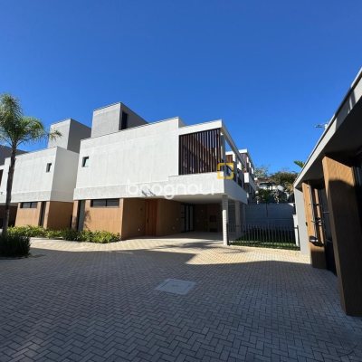 Casa de Condomínio com 242m², 3 quartos (sendo 3 suítes), 2 garagens, no bairro Cacupé em Florianópolis