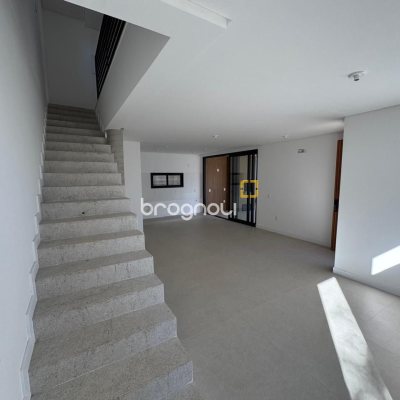 Casa de Condomínio com 242m², 3 quartos (sendo 3 suítes), 2 garagens, no bairro Cacupé em Florianópolis