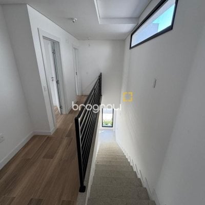 Casa de Condomínio com 242m², 3 quartos (sendo 3 suítes), 2 garagens, no bairro Cacupé em Florianópolis