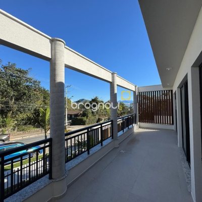 Casa de Condomínio com 242m², 3 quartos (sendo 3 suítes), 2 garagens, no bairro Cacupé em Florianópolis