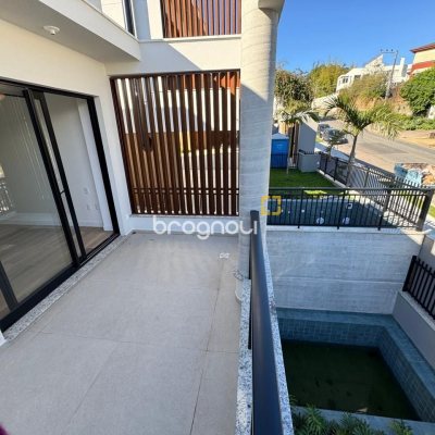 Casa de Condomínio com 242m², 3 quartos (sendo 3 suítes), 2 garagens, no bairro Cacupé em Florianópolis
