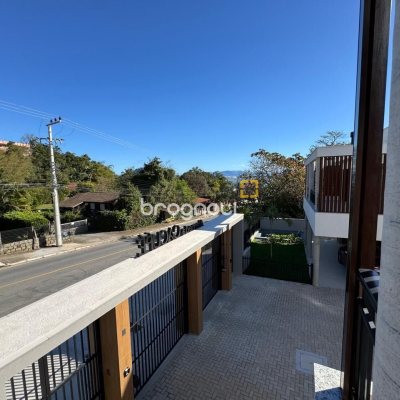 Casa de Condomínio com 242m², 3 quartos (sendo 3 suítes), 2 garagens, no bairro Cacupé em Florianópolis