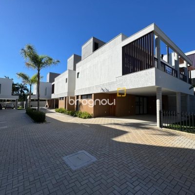 Casa de Condomínio com 242m², 3 quartos (sendo 3 suítes), 2 garagens, no bairro Cacupé em Florianópolis