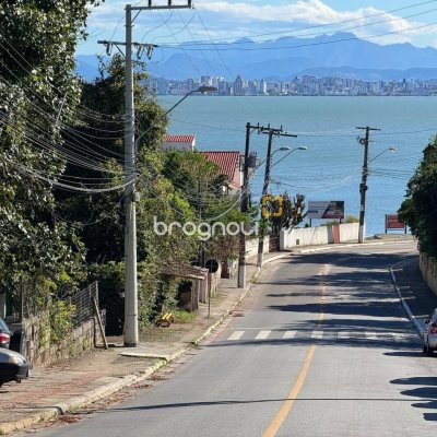 Casa de Condomínio com 242m², 3 quartos (sendo 3 suítes), 2 garagens, no bairro Cacupé em Florianópolis
