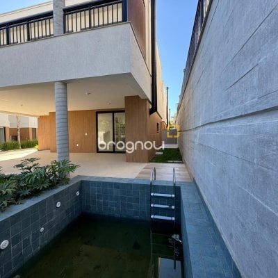 Casa de Condomínio com 242m², 3 quartos (sendo 3 suítes), 2 garagens, no bairro Cacupé em Florianópolis