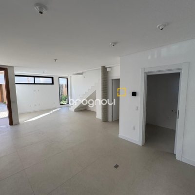 Casa de Condomínio com 242m², 3 quartos (sendo 3 suítes), 2 garagens, no bairro Cacupé em Florianópolis