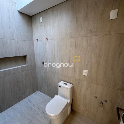 Casa de Condomínio com 242m², 3 quartos (sendo 3 suítes), 2 garagens, no bairro Cacupé em Florianópolis