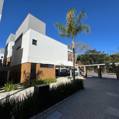 Casa de Condomínio com 242m², 3 quartos (sendo 3 suítes), 2 garagens, no bairro Cacupé em Florianópolis