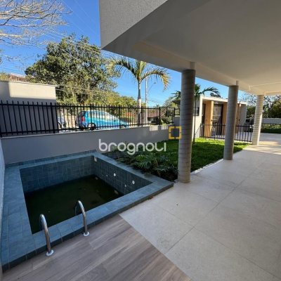 Casa de Condomínio com 242m², 3 quartos (sendo 3 suítes), 2 garagens, no bairro Cacupé em Florianópolis