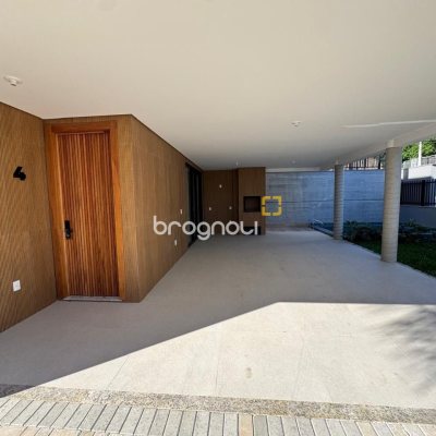 Casa de Condomínio com 242m², 3 quartos (sendo 3 suítes), 2 garagens, no bairro Cacupé em Florianópolis