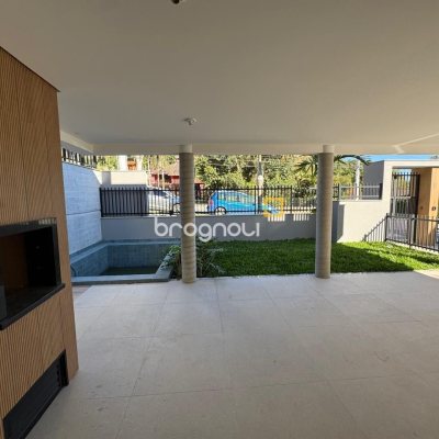 Casa de Condomínio com 242m², 3 quartos (sendo 3 suítes), 2 garagens, no bairro Cacupé em Florianópolis