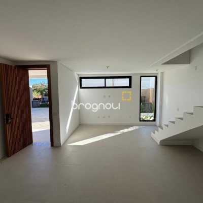 Casa de Condomínio com 242m², 3 quartos (sendo 3 suítes), 2 garagens, no bairro Cacupé em Florianópolis