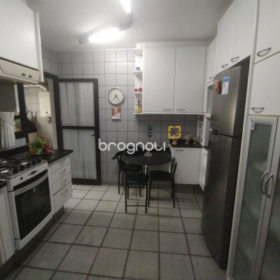 Apartamento com 140m², 3 quartos (sendo 2 suítes), 2 garagens, no bairro Centro em Florianópolis