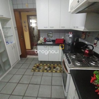 Apartamento com 140m², 3 quartos (sendo 2 suítes), 2 garagens, no bairro Centro em Florianópolis