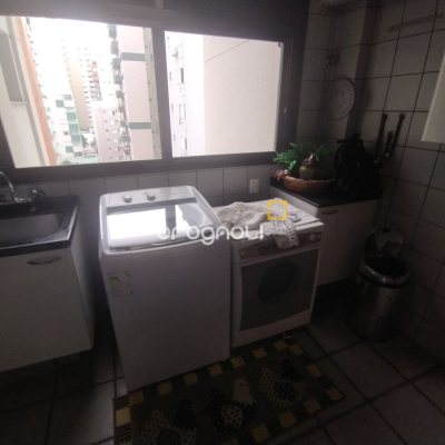 Apartamento com 140m², 3 quartos (sendo 2 suítes), 2 garagens, no bairro Centro em Florianópolis