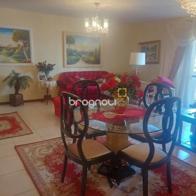 Apartamento com 140m², 3 quartos (sendo 2 suítes), 2 garagens, no bairro Centro em Florianópolis