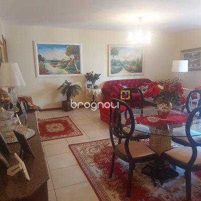 Apartamento com 140m², 3 quartos (sendo 2 suítes), 2 garagens, no bairro Centro em Florianópolis