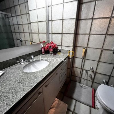 Apartamento com 140m², 3 quartos (sendo 2 suítes), 2 garagens, no bairro Centro em Florianópolis