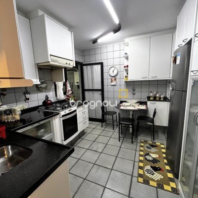 Apartamento com 140m², 3 quartos (sendo 2 suítes), 2 garagens, no bairro Centro em Florianópolis