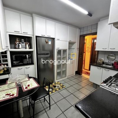 Apartamento com 140m², 3 quartos (sendo 2 suítes), 2 garagens, no bairro Centro em Florianópolis