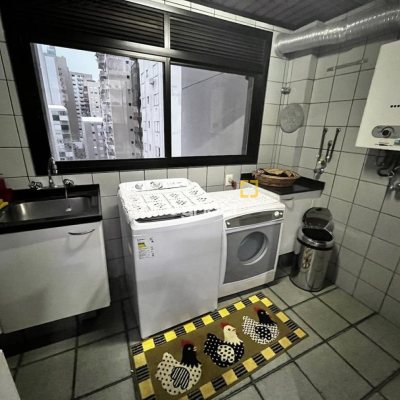 Apartamento com 140m², 3 quartos (sendo 2 suítes), 2 garagens, no bairro Centro em Florianópolis
